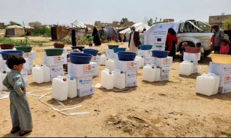 Penyaluran paket yang berisi barang-barang kesehatan dan kebersihan dasar, pakaian, dan makanan siap saji yang merupakan bantuan darurat banjir di Al Jawf, Yaman. (UNFPA Yaman)   