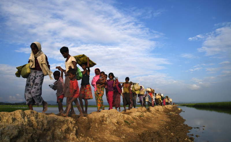Pengungsi Rohingya berjalan menuju kamp pengungsian Balukhali di Bangladesh pada November 2017, setelah melarikan diri dari Myanmar. (AFP) 
