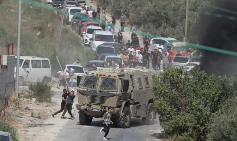 Gerombolan serdadu zionis ‘Israel’ menangkap sedikitnya 12 warga Palestina di Tepi Barat pada Selasa di Nablus, Tepi Barat, 30 Agustus 2022. Foto: Issam Rimawi - Anadolu Agency