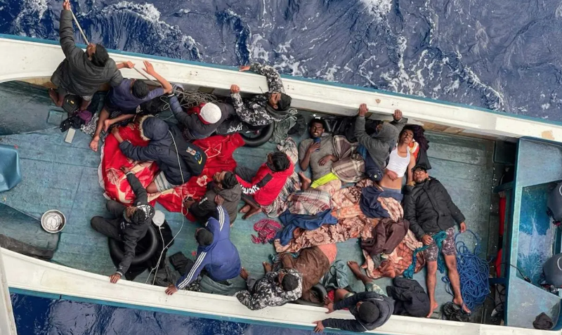 Kapal Angkatan Laut Turki TCG Gokceada menyelamatkan 17 pengungsi di lepas pantai Misrata, Libya tanggal 6 Mei 2022. Belasan orang tersebut terdampar di kapal selama 10 hari di lepas pantai Misrata. [Kementerian Pertahanan Nasional Turki-Anadolu Agency] 