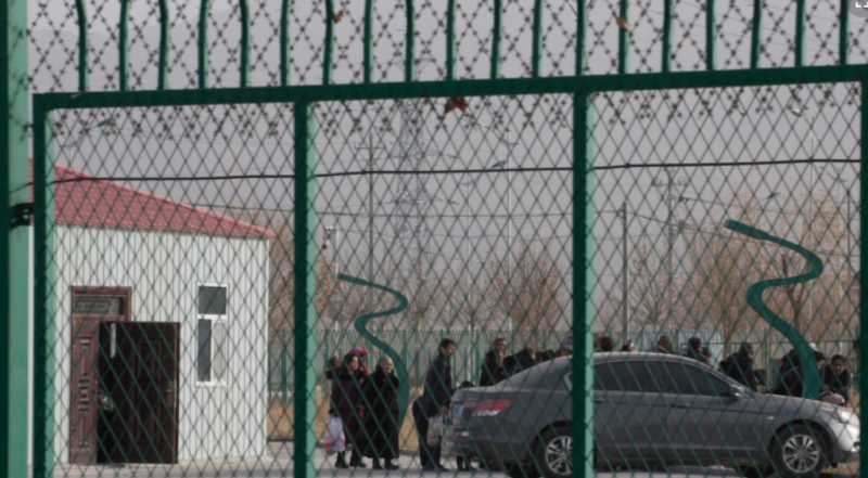 Warga berbaris di dalam “Pusat Layanan Pelatihan Pendidikan Keterampilan Kejuruan” Kota Artux–yang terungkap dalam dokumen yang bocor–yang merupakan kamp indoktrinasi paksa di Kawasan Industri Kunshan di Artux di wilayah Xinjiang, Tiongkok barat, 3 Desember 2018. Foto: AP