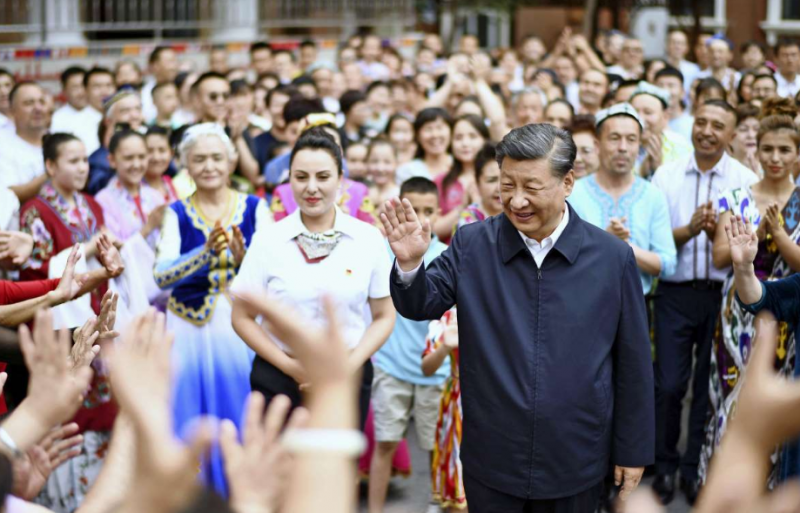 Presiden Xi Jinping melambai kepada warga Urumqi, ibu kota Daerah Otonomi Uygur Xinjiang Cina, pada 13 Juli. Foto: Kantor Berita Xinhua via Kyodo 