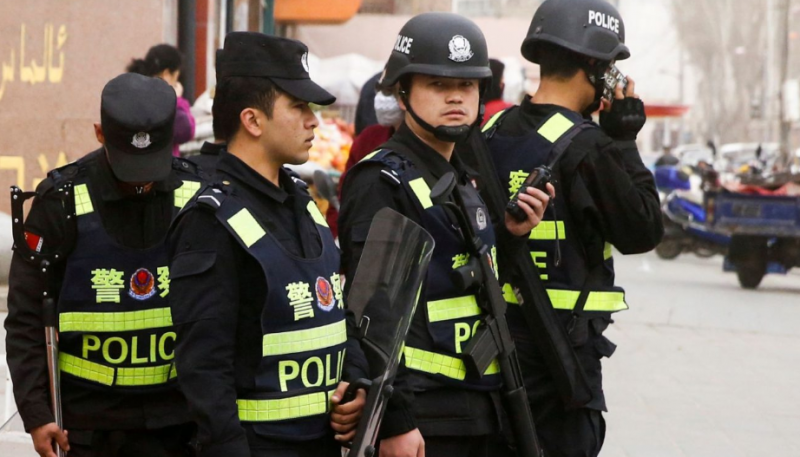 Petugas keamanan polisi Cina di Xinjiang. Foto: Arsip Reuters/Thomas