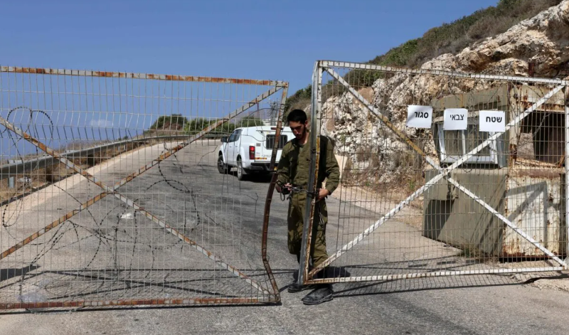 Seorang serdadu zionis ‘Israel’ memasuki pangkalan militer di Rosh Hanikra, dekat perbatasan Lebanon, 4 Oktober 2022 [Jalaa Marey/AFP via Getty Images]