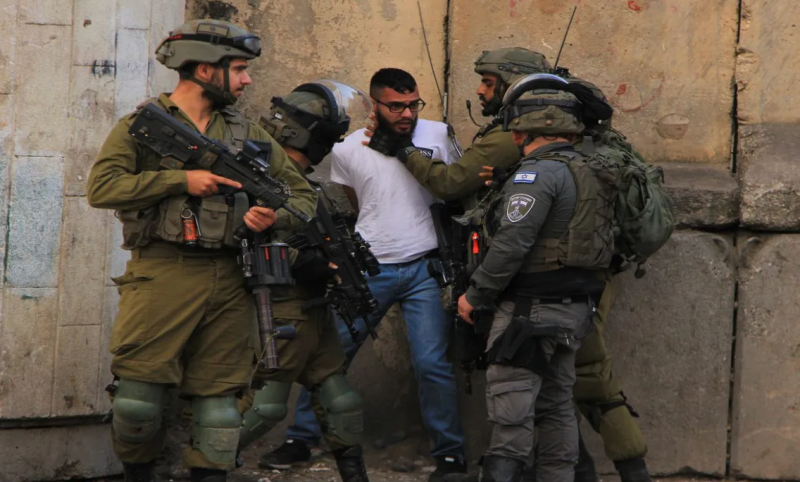 Gerombolan serdadu zionis ‘Israel’ menangkap seorang pria Palestina di Al-Khalil, Tepi Barat terjajah, 13 Oktober 2022. Foto: Amer Shallodi/Anadolu Agency