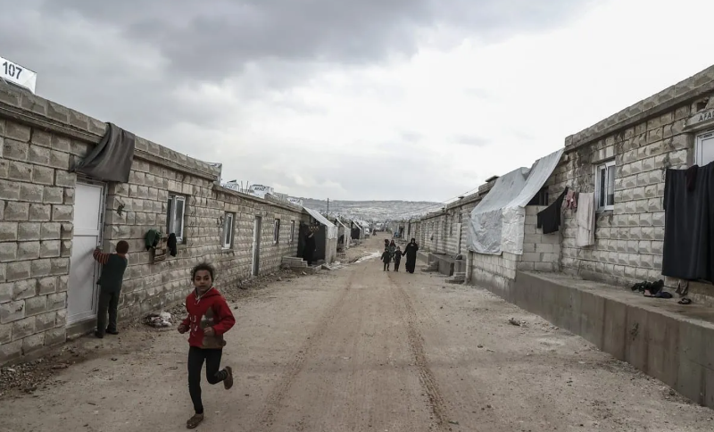 Muhajirin Suriah berusaha bertahan di rumah-rumah darurat di daerah Der Hassan di Idlib, Suriah, 28 Januari 2021. Foto: Metin Akta? - Anadolu Agency