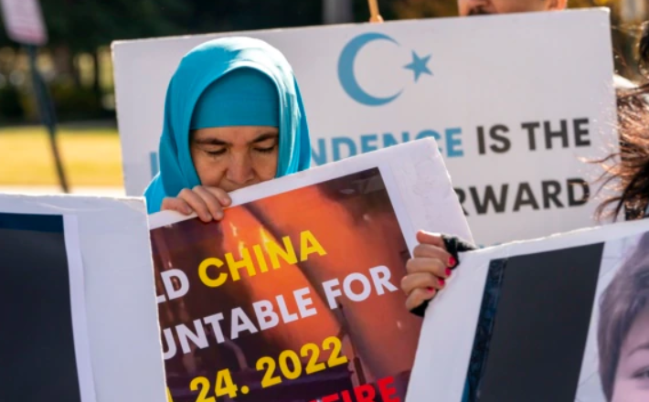 Aksi protes yang dilakukan para Muhajirin Uyghur, 28 November 2022, di depan kantor Departemen Luar Negeri AS di Washington, setelah tragedi kebakaran maut di Urumqi yang disinyalir kuat disengaja oleh otoritas Xinjiang. Foto: AP