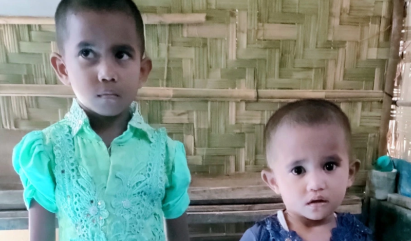 Noor Fatema (5 tahun) dan Umme Mah (3 tahun), dipotret pada tanggal 1 Desember 2022, sehari sebelum mereka berangkat menggunakan kapal bersama ibunya, Ayesha Khatoon, menuju Malaysia.