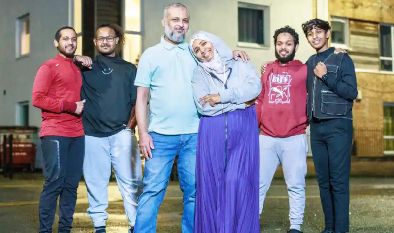Hamzah, Hazem, Hassan dan Azzam Hareth bersama orang tua mereka Hussein dan Ferdowz. Foto: Joel Goodman/The Guardian