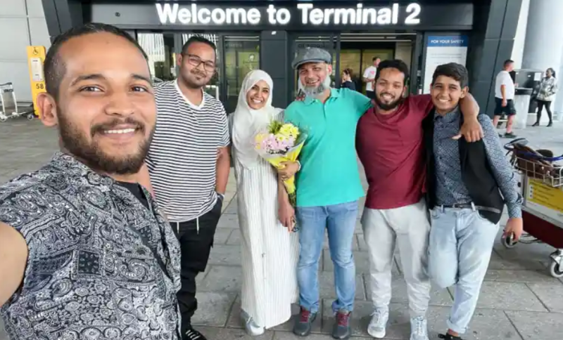 Keluarga Hareth bersatu kembali di Inggris untuk pertama kalinya, di luar bandara Manchester. Foto: Keluarga Hareth
