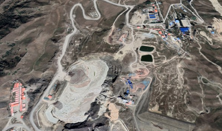 Tambang emas milik West Gold Yili Company di daerah Ghulja, Xinjiang (Turkistan Timur), terlihat dalam foto satelit Agustus 2022. Foto: Maxar Technologies