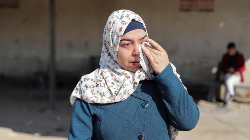 Seorang wanita Palestina menghapus air mata saat demonstrasi menentang “kebijakan pemisahan” di Gaza utara pada 17 Januari 2023. Foto: MEE/Mohammed al-Hajjar