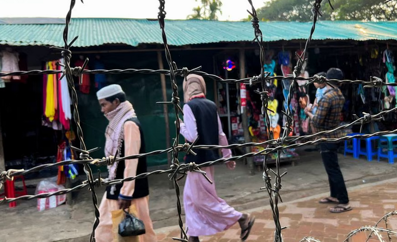Kawat berduri di sebuah kamp pengungsi di Cox’s Bazar, Bangladesh, 30 Desember 2022. Foto: REUTERS/Ruma Paul