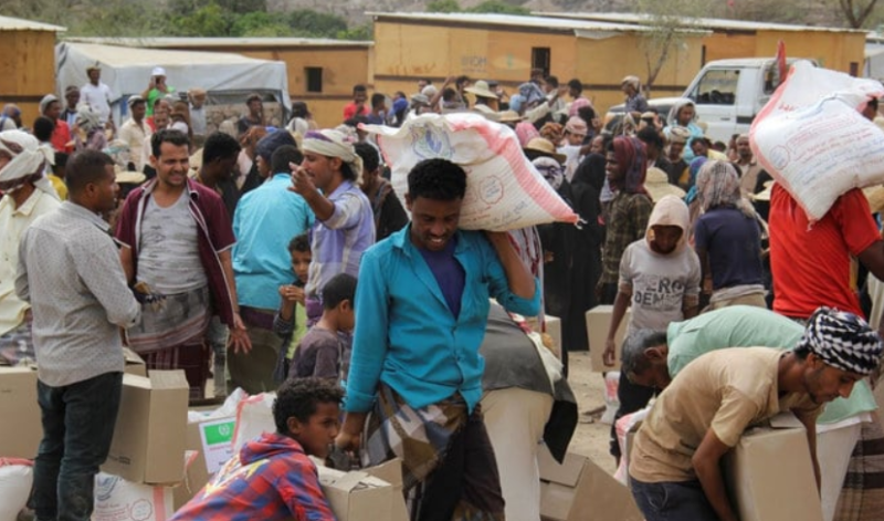 Para pengungsi internal mengambil bantuan pangan yang disalurkan oleh sebuah badan amal di Taiz, Yaman. Foto: Reuters/Arsip)