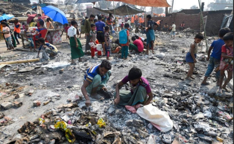 Muhajirin Rohingya kehilangan rumah-rumah darurat mereka akibat kebakaran pada 25 Maret 2021 di Ukhia, distrik Cox’s Bazar, Bangladesh. Foto: AFP 